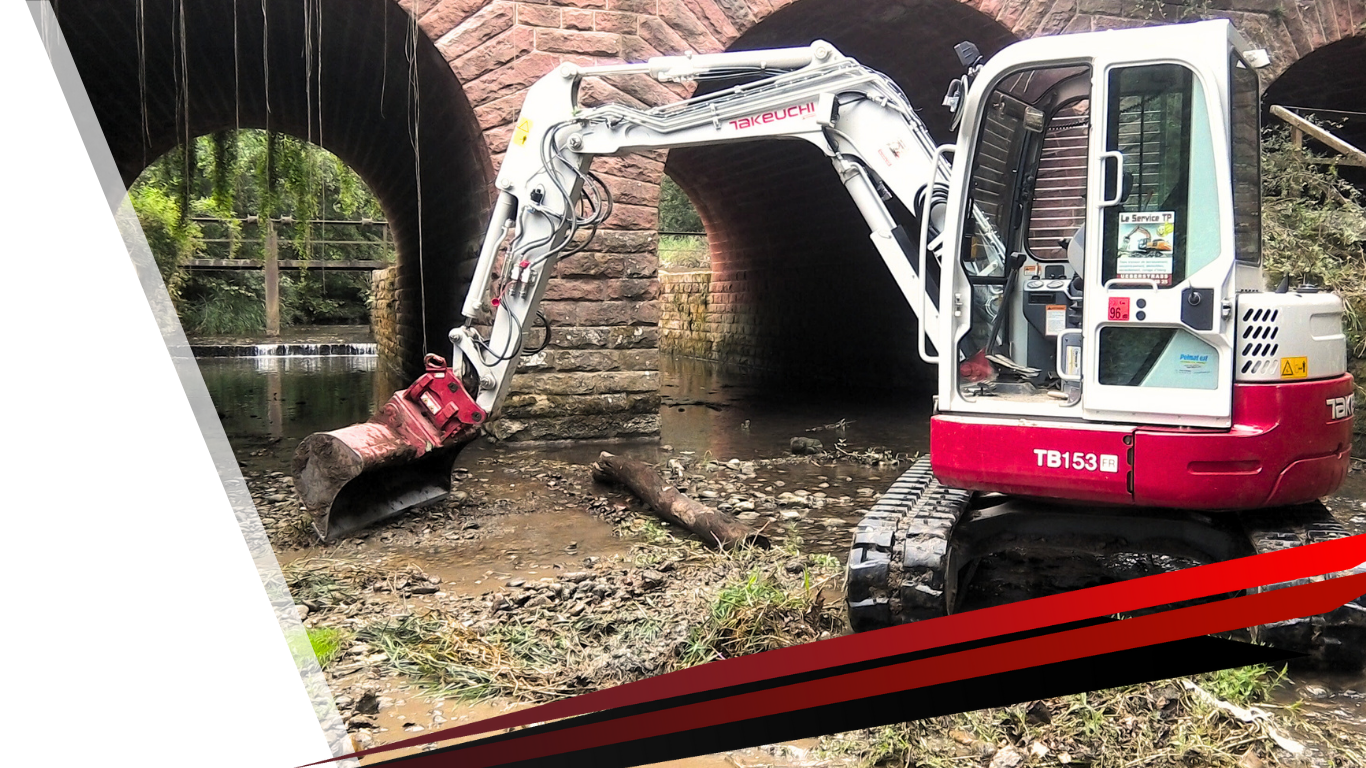 tracteur avec godet proche d'un puit de la Largue
